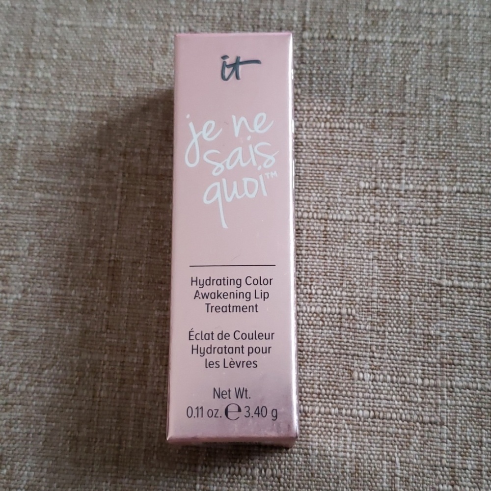 Je ne Sais quoi lip treatment